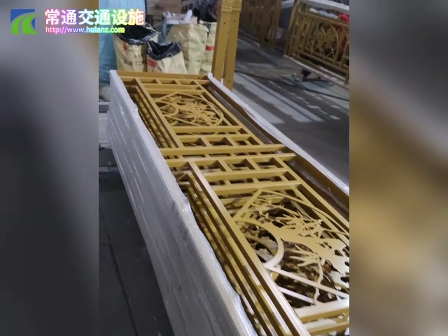 扇形鏤空造型道路護欄噴涂生產(chǎn)
